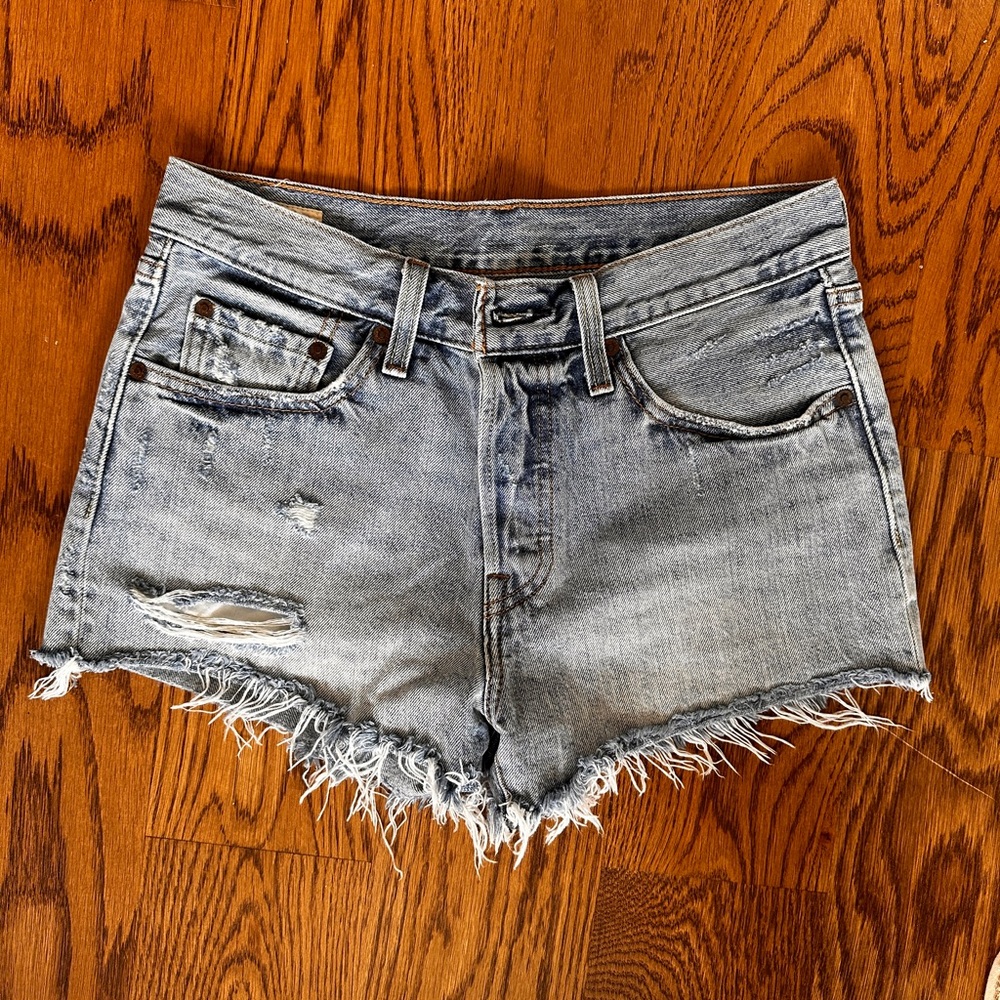 Levi’s 501 Denim Shorts in Medium Wash